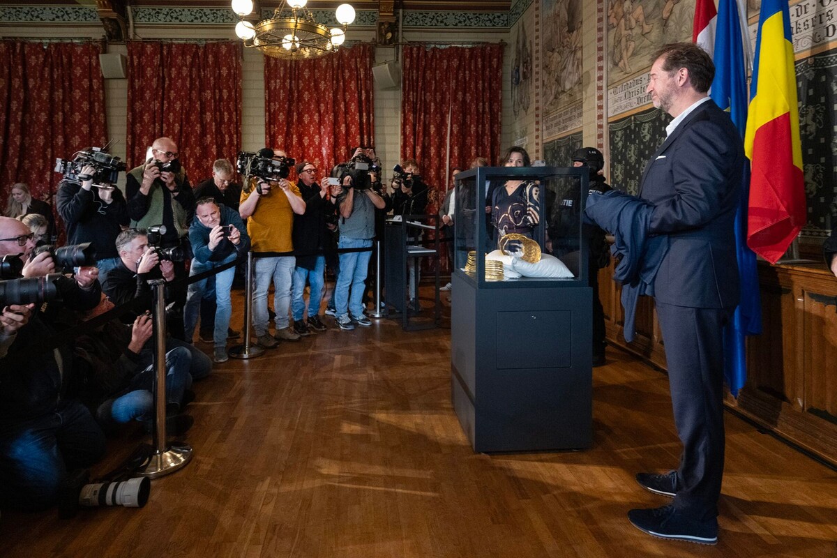  Похищенные из Дрентского музея шлем Коцофенешти и два из трех золотых дакийских браслета. © drentsmuseum.nl