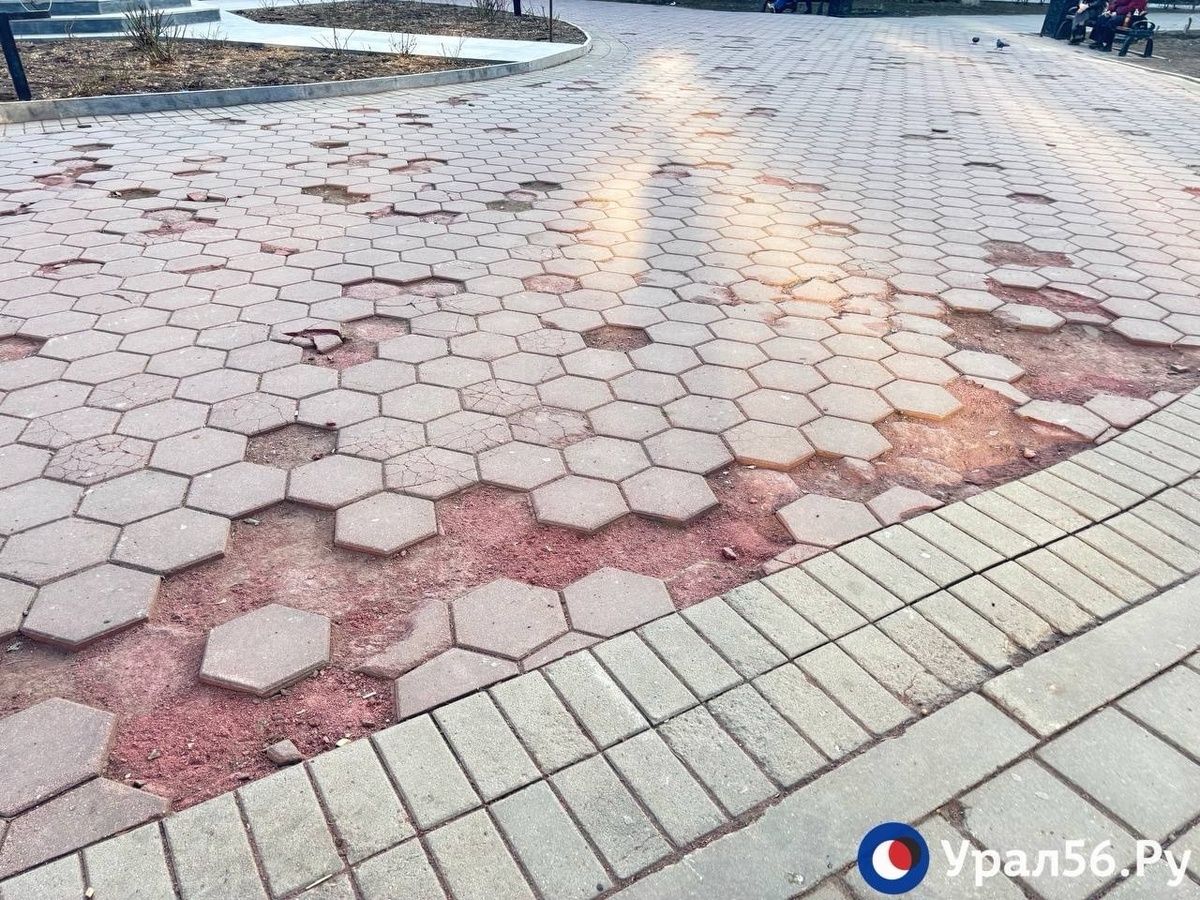    В Оренбурге продолжает разрушаться плитка в сквере Пушкина и Даля