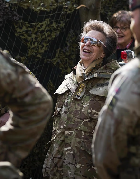 Принцесса Анна посетила Королевский гусарский полк (KRH) в Солсбери и встретилась с войсками в рамках своей должности старшего полковника домашней дивизии.