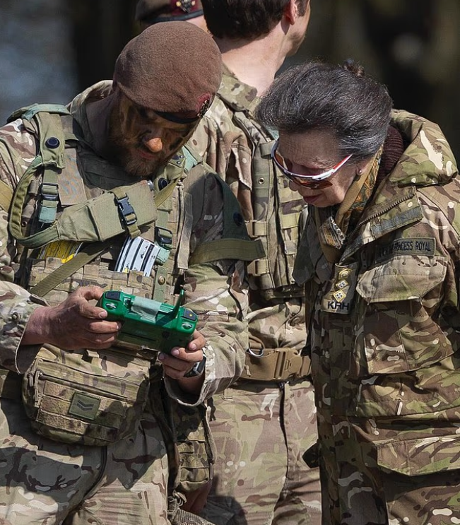 Во время своего двухчасового визита на полигон Солсбери-Плейн 31 марта Энн рассказала солдатам об их обширной четырехнедельной программе тренировок, а также увлеклась учениями, связанными с танками, пехотой и дронами.