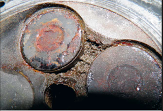 Плавление стенки камеры сгорания между выпускными седлами – признак сильного перегрева