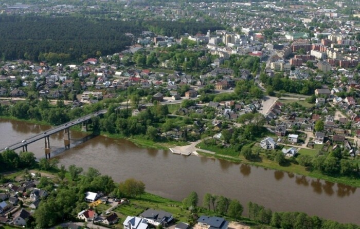    Сестры появились на свет в литовском городе Алитус.