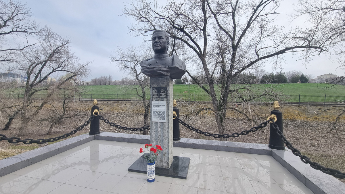 Памятник первому руководителю Волго-Донского судоходного канала Вартану Арсеновичу Чмшкяну