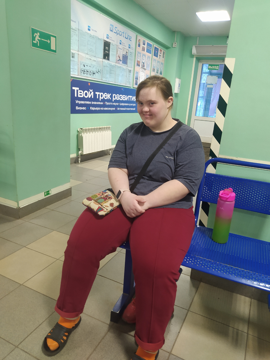 Сидит довольная ждёт занятия