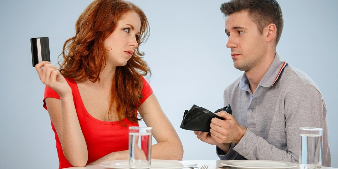 Ждет бесплатного борща, но счет делит до копейки. Как экономить на жадных кавалерах их же методами