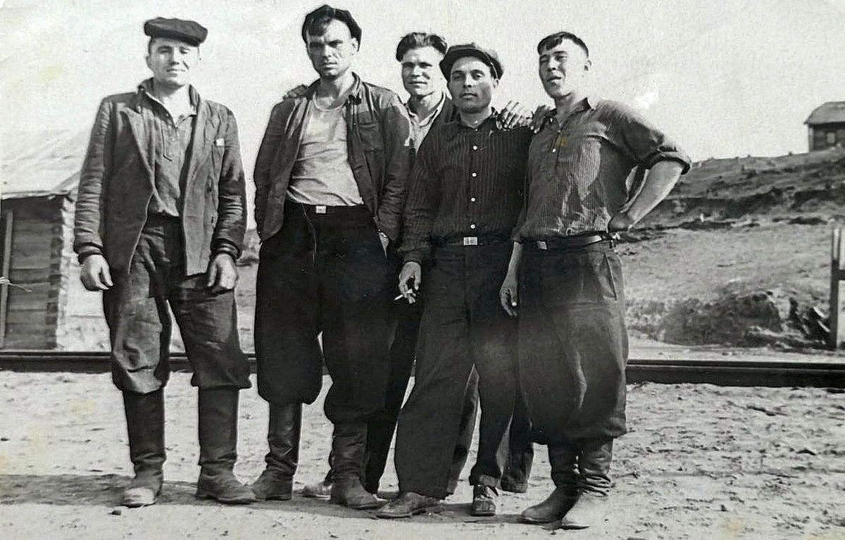 Старый Братск, Мостовое. Крайний слева Погодаев. Второй слева, самый высокий Богданов,1954 год. Фото из архива автора.