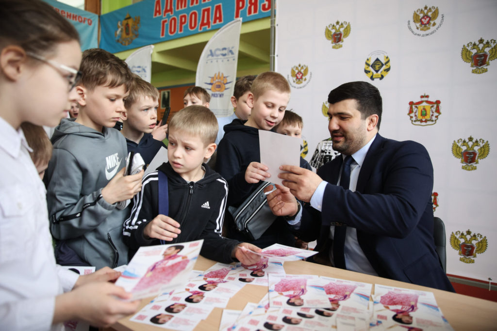 Тагир Хайбулаев проводит автограф-сессию