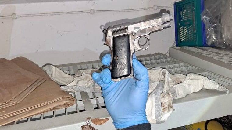 В ходе рейда по борьбе с наркотиками, проведенного при поддержке спецподразделения «Феррум», 26 марта, помимо прочего, был изъят заряженный пистолет.