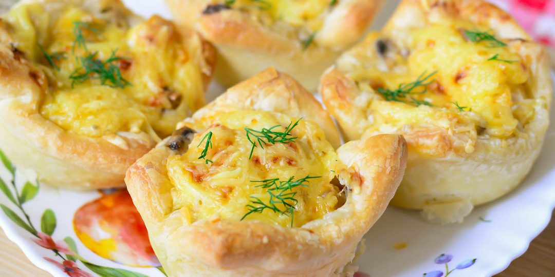 Вместо тарталеток и бутербродов: эта горячая закуска на праздник уходит со стола самой первой