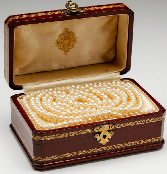 Поддельный жемчуг: как распознать обман