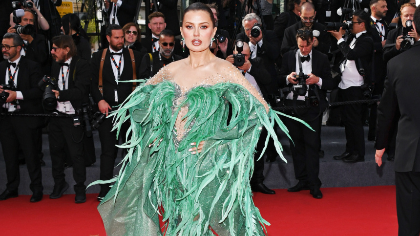 Виктория Боня, Канны 2023. Интернет назвал это платье "кактусом", и сложно с этим спорить. Фото: открытые источники