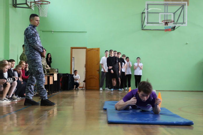 Максим проводит спортивную эстафету для школьников