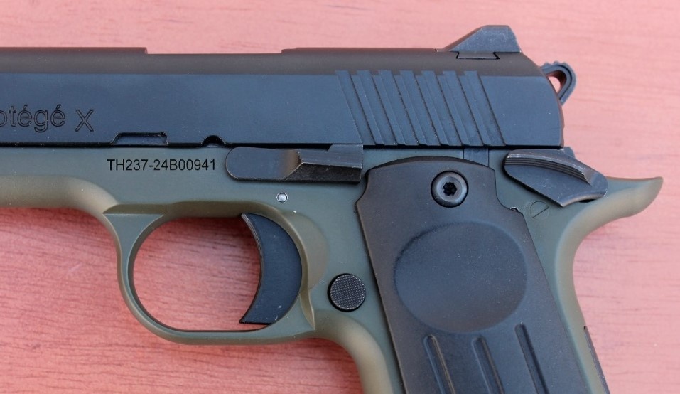 Органы управления пистолетом.