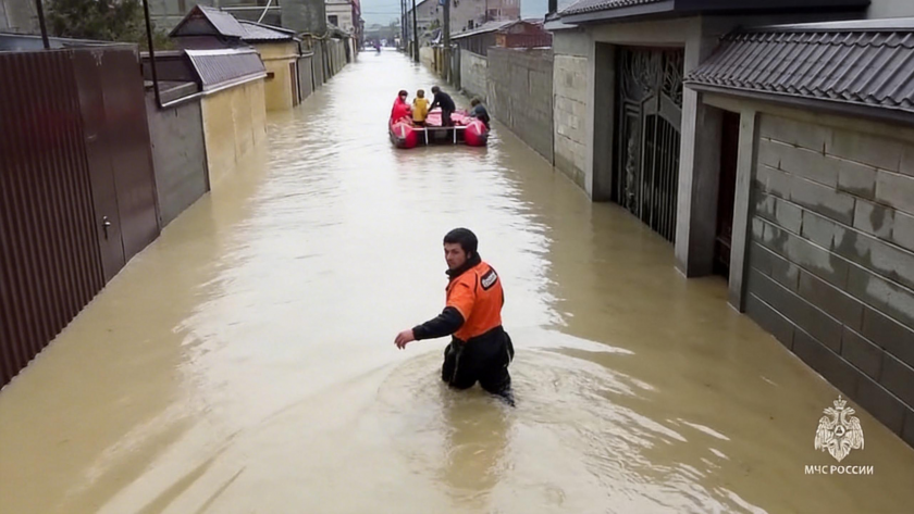    Сотрудники МЧС России эвакуируют местный жителей из подтопленных домов в Дагестане, 29 марта 2026 года / МЧС РФ/РИА Новости 📷