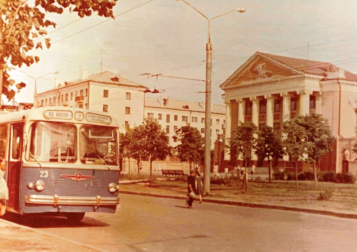 Троллейбус ЗиУ-5 маршрута №2 перед зданием Чувашской филармонии и Театра юного зрителя. 1966 год