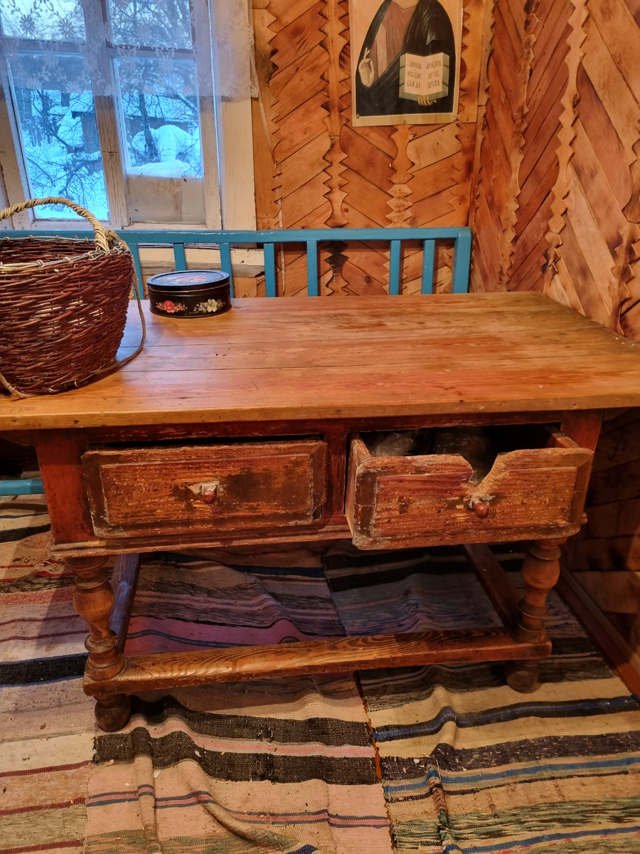 Нам достался дубовый стол, лавка и 7 домотканных половиков.