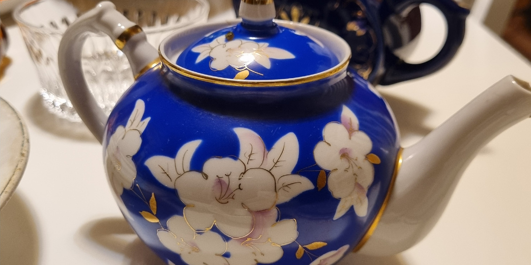 Что интересного мы нашли в заброшенном домике. Часть I: мебель и посуда.