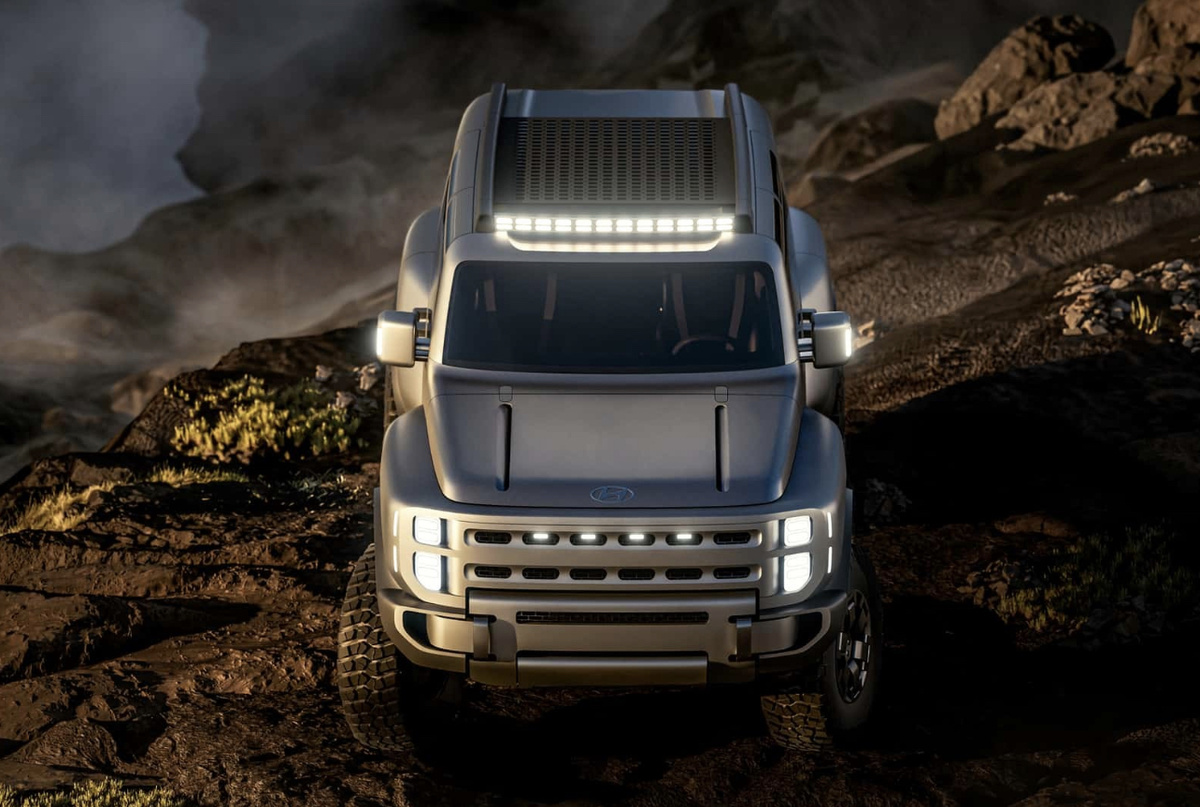 По практичности Boulder сразу выстреливает фишками, которых у конкурентов либо нет, либо они не так проработаны. Двойная дверь багажника с петлями по обеим сторонам позволяет открывать её как влево, так и вправо, плюс отдельное опускающееся стекло даёт возможность возить длинномер, не превращая салон в сквозняк. Wrangler и Bronco в этом плане более консервативны: классическая боковая дверь со стеклом и отдельно открывающимся верхом, без всяких цирков с двусторонними петлями. Hyundai прямо говорит, что рассматривает Boulder как «чистый холст» под аксессуары: рейлинги, внешние ящики, раскладные столики, кемпер‑надстройки — всё это заложено в концепцию уже изначально. Jeep и Ford дают мощнейший вторичный рынок тюнинга, но именно производитель так глубоко в модульность кузова пока не закапывался.