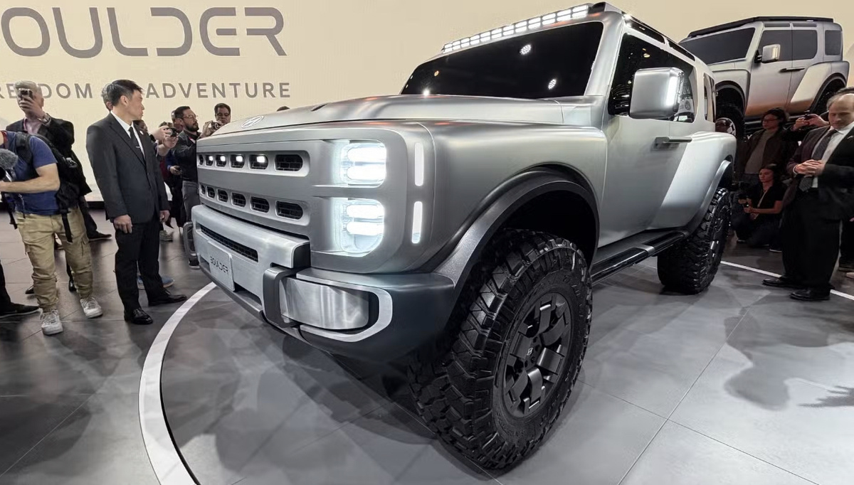 Дизайн — отдельная драка. Wrangler держится за фирменный квадратный силуэт и круглые фары: лёгкий рестайлинг архетипа, который узнают в любой игре, фильме и песне. Bronco — это ретро‑фьюжн: отсылка к форматам 60‑х, но с современной нарезкой плоскостей и светодиодными «кольцами» спереди. Boulder врывается как комикс‑версия внедорожника: максимально рубленый кузов, толстые арки, светодиодная «маска» по всей ширине и баклажанная серьёзность в каждом штампе. В нём есть отголоски и Bronco, и старых концептов, но при этом Hyundai честно делает ставку на брутал технологичного будущего — это уже не «ностальгия по гаражу», а cyber‑офроуд.