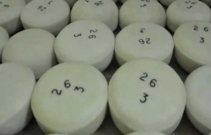 Для чего в советский сыр вкладывали синие пластмассовые цифры