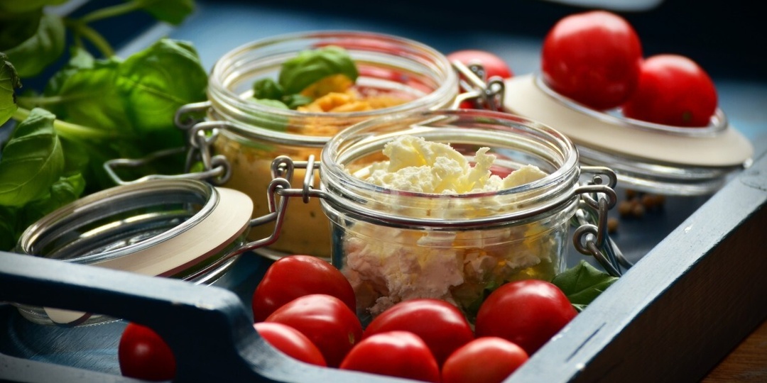 Крабовые палочки и 2 помидора: салат на каждый день — из простых ингредиентов за 5 минут