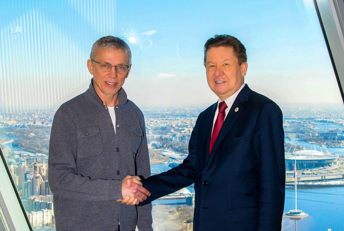 Встретились глава Газпрома и глава тренерского штаба СКА и решили не расставаться. Фото: ПАО "Газпром".