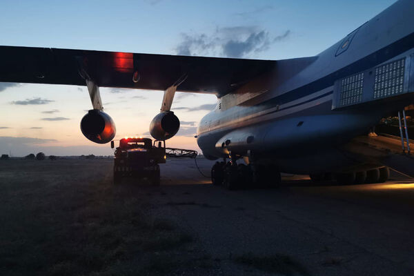 Заправка топливом грузового самолета Ил-76МД во время эвакуации граждан РФ из Афганистана, 25 августа 2021 года / РИА «Новости»   📷