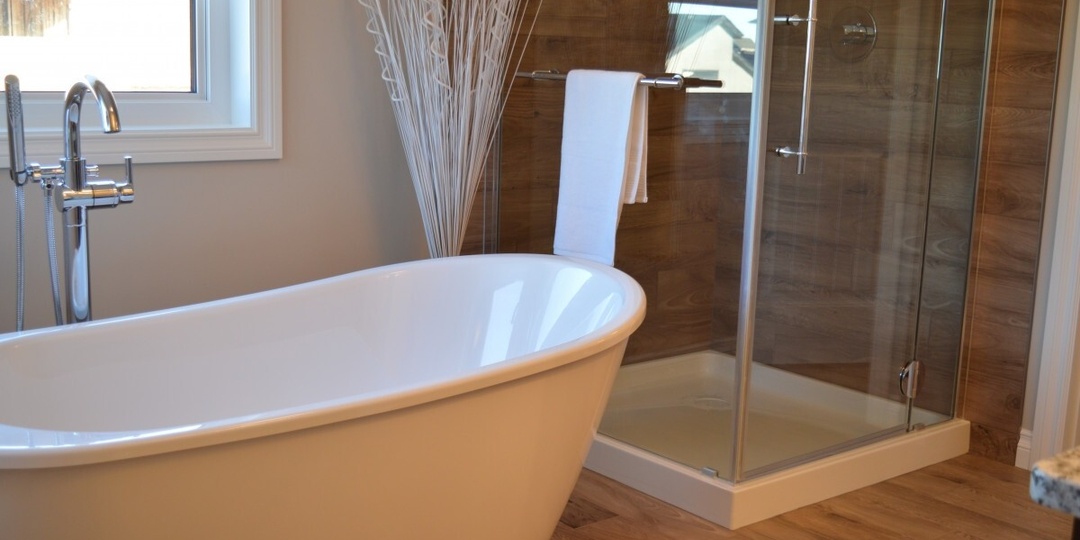 Черные пятна исчезнут за 15 минут: как избавиться от плесени в ванной комнате