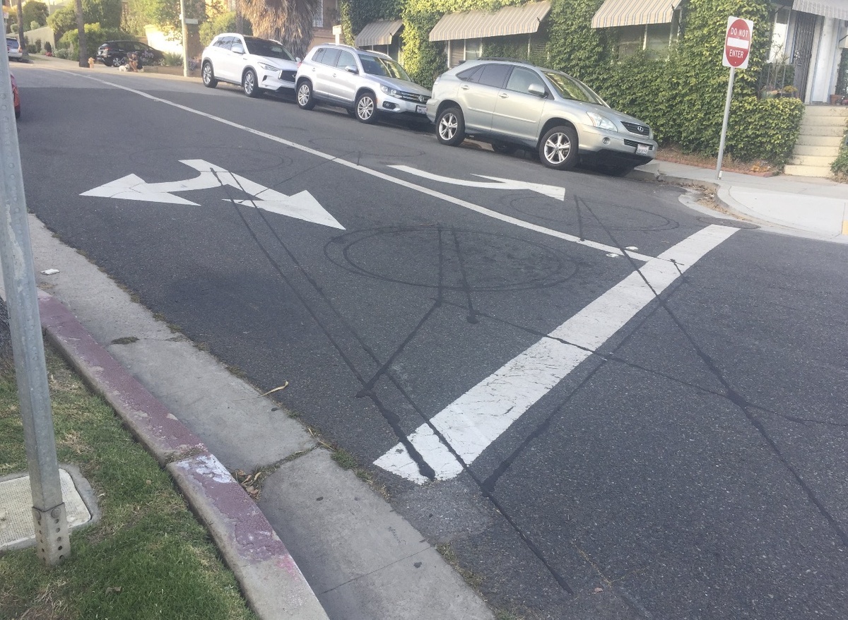 Странные круги и линии на перекрёстках Калифорнии. На самом деле это датчики, которые считают машины.