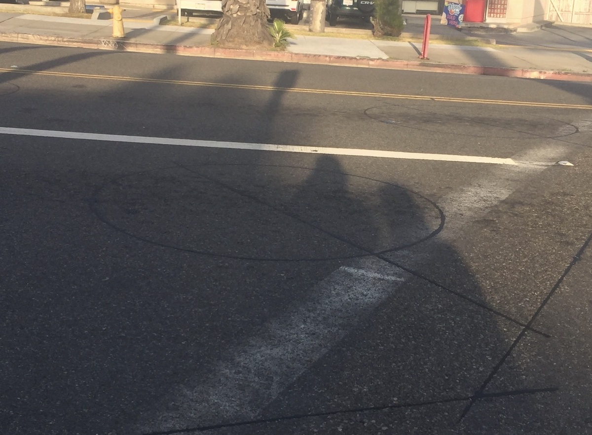 Круг прямо в асфальте — именно здесь датчик «чувствует» автомобиль.