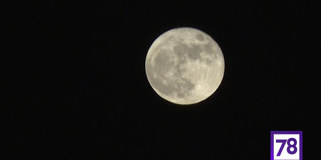 Огромная «розовая» Луна озарила небо Петербурга