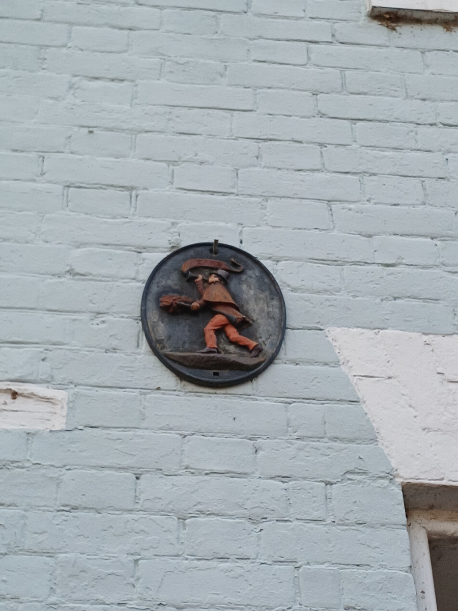 На стене дома 