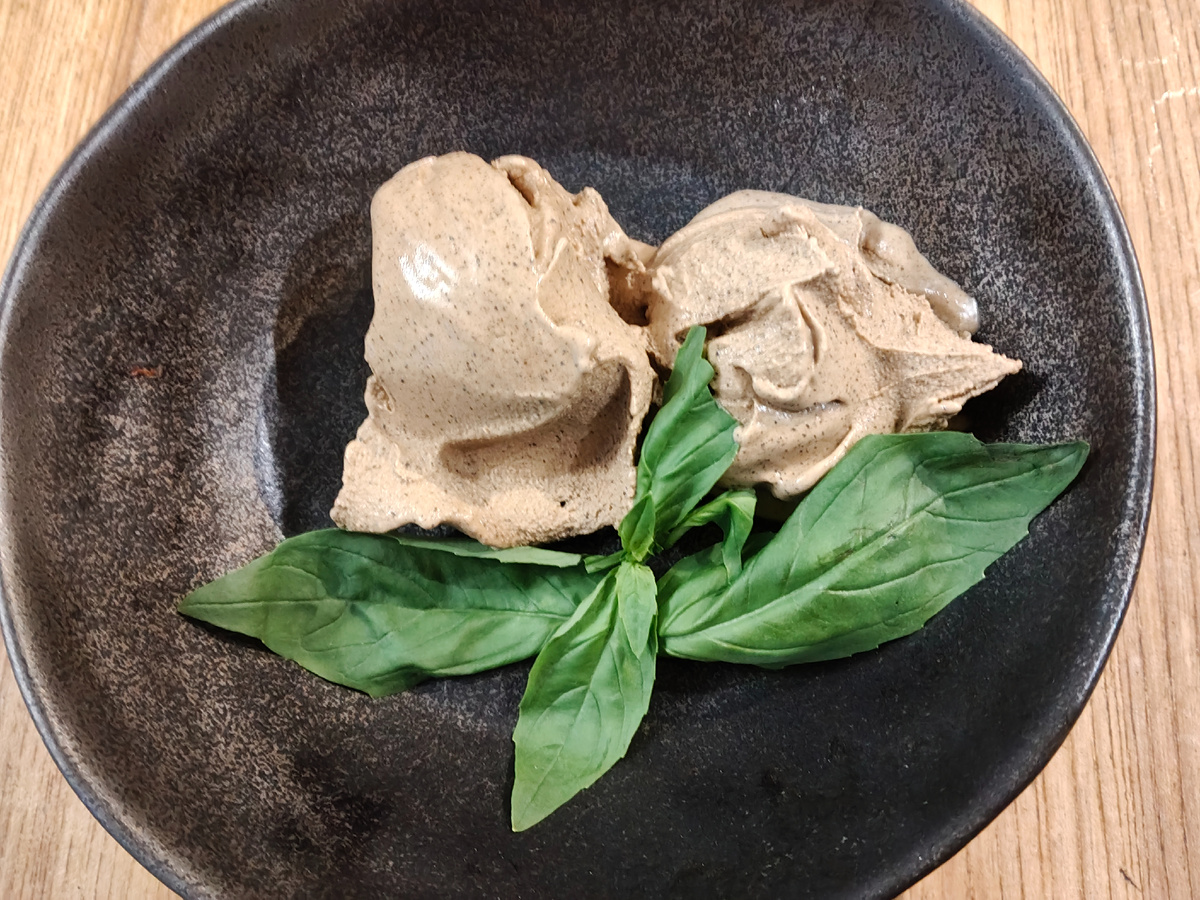 Хлебное мороженое и базилик хорошо сочетаются.