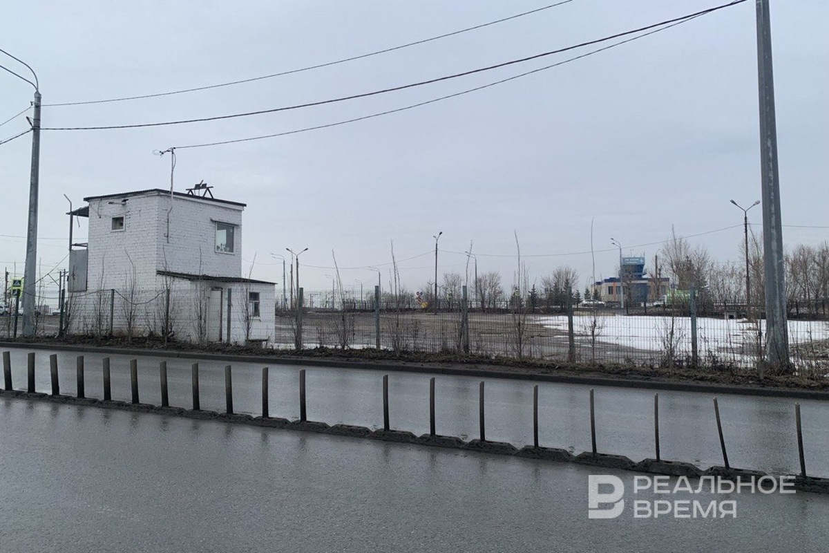    Большая автостоянка на Кремлевской набережной 2г уже не работает, пост охраны пустует. Василя Ширшова / realnoevremya.ru