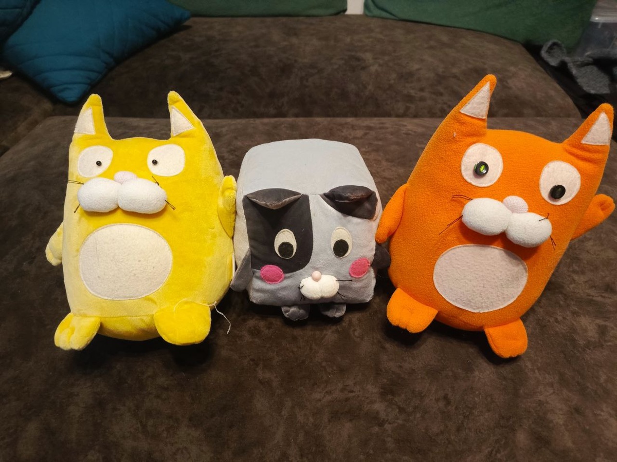 Кот Бэкап, кот Бокс, второй кот Бэкап - мои джуны-игрушки (масКоты компании Спринтхост)