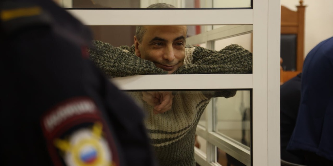 Суд оставил Льва Шлосберга в СИЗО до 2 июня: заседание по вопросу меры пресечения закрыли от СМИ и слушателей