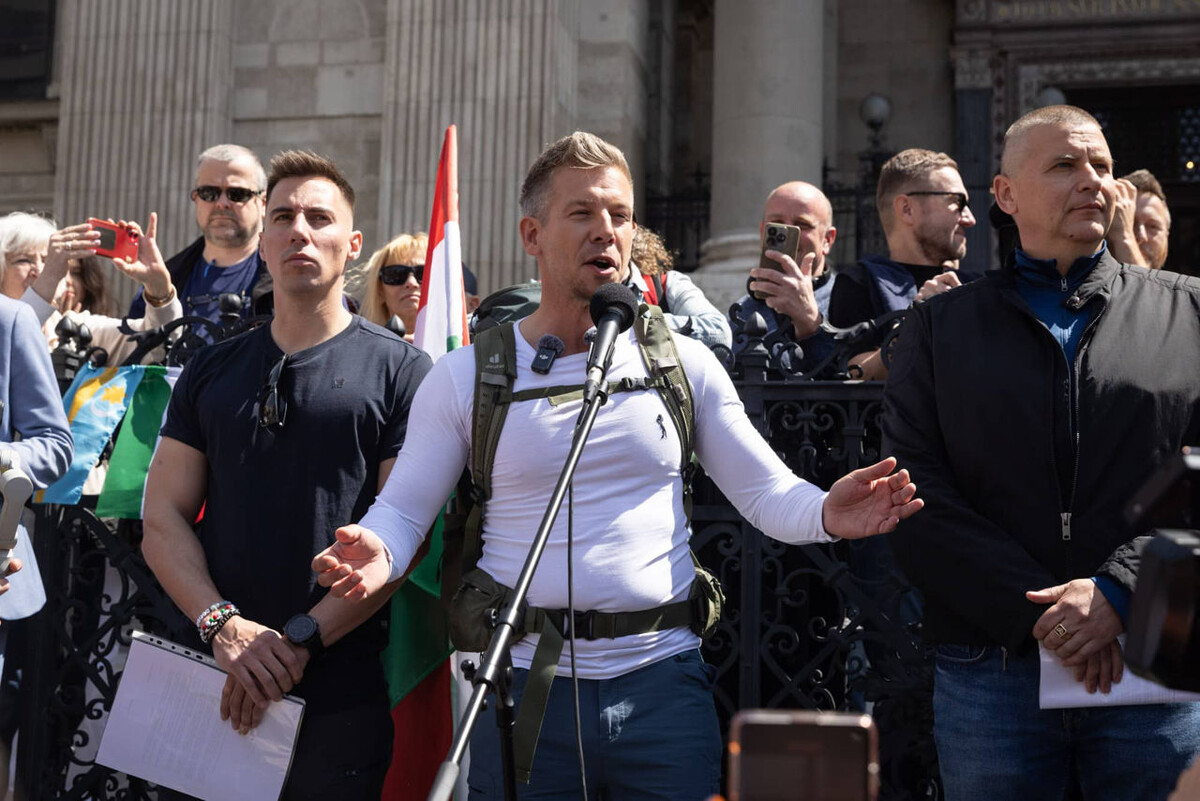 Мадьяр не расстаётся с мешочком заплечным, в котором держит серебренники