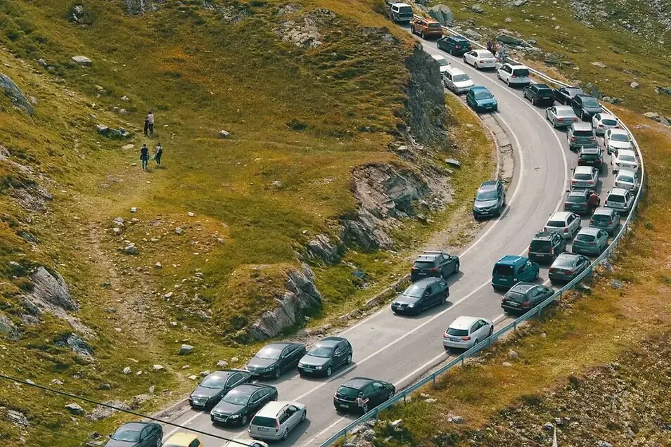 Швейцария вводит транзитный налог: иностранцы заплатят за проезд // unsplash / Nomadic Julien