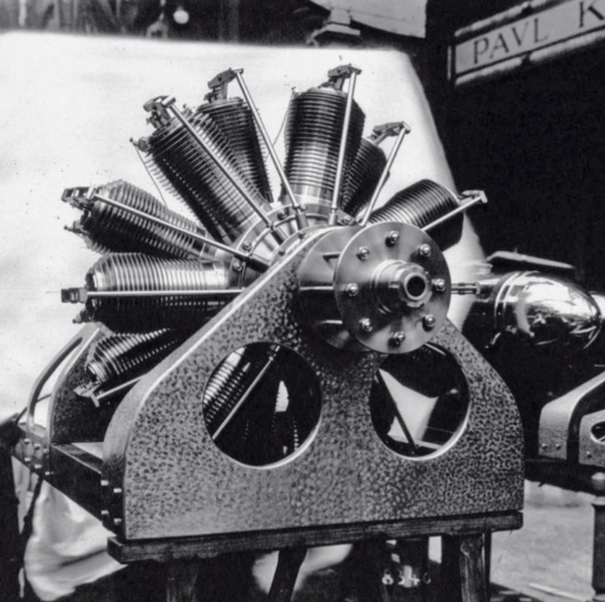 бронированный самолет Blériot La Vache был оснащен 160-сильным двигателем Gnome Double Lambda. Данный двигатель был назван так, потому что представлял собой соединение двух двигателей Lambda мощностью по 80 л.с. каждый. На 1914 год двигатель Lambda был самым мощным двигателем из имевшихся на рынке. Значительное количество гоночных самолетов оснащались двигателями Double Lambda, но многие из них были вынуждены сойти с трассы. Снимок агентства Meurisse