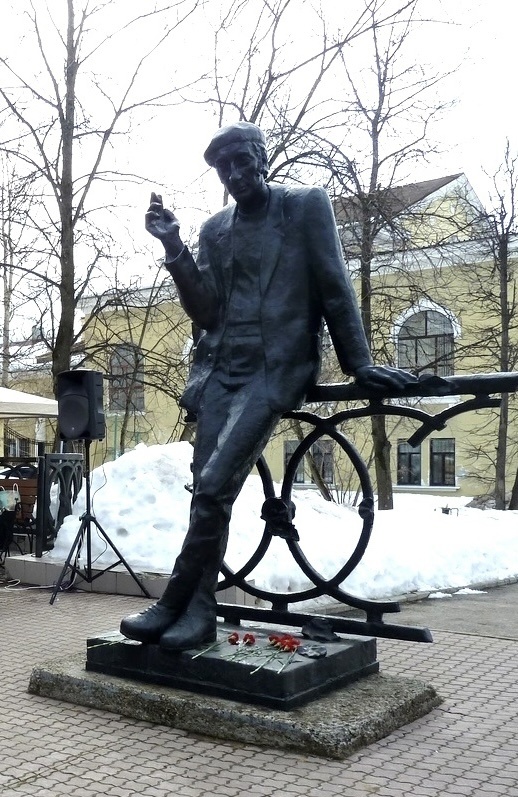 Памятник русскому поэту Алексею Леонидовичу Решетову в г. Березники