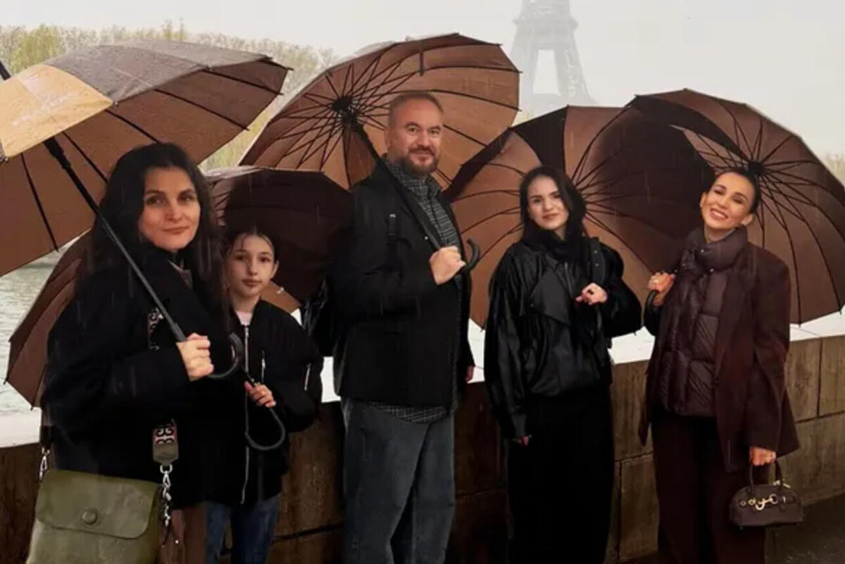    Анфиса Чехова с Александром, сыном, падчерицами и бывшей женой мужа Социальные сети