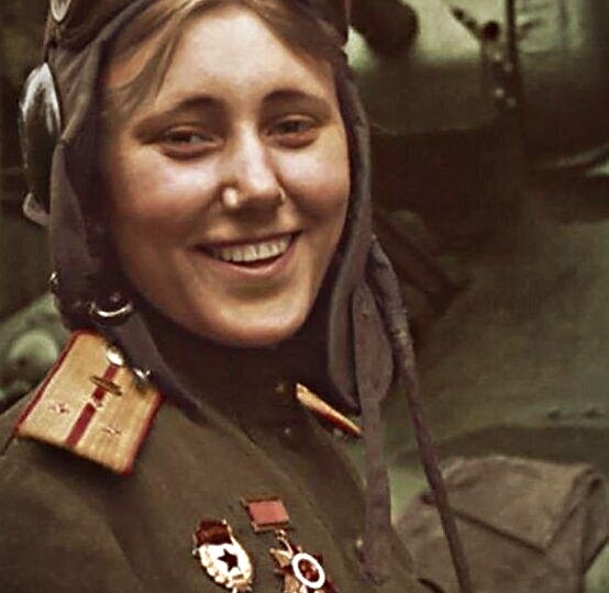 Танкистки в форме и доярки в платках: советский стиль, который строился на достоинстве, а не на трендах