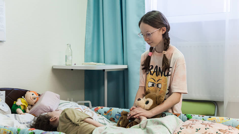 Рядом с кроватью Вероники — серьезная девочка в очках, ее младшая сестра Есения.📷Фото: Игорь Лукьянов