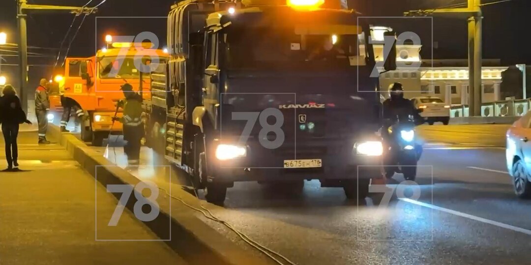Дворцовый мост в Петербурге начали очищать от зимней грязи