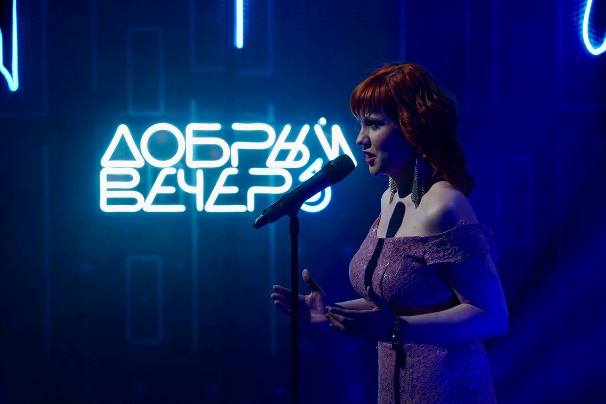 Оксана Сенчина исполняет песню на телеканале Первый Крымский.