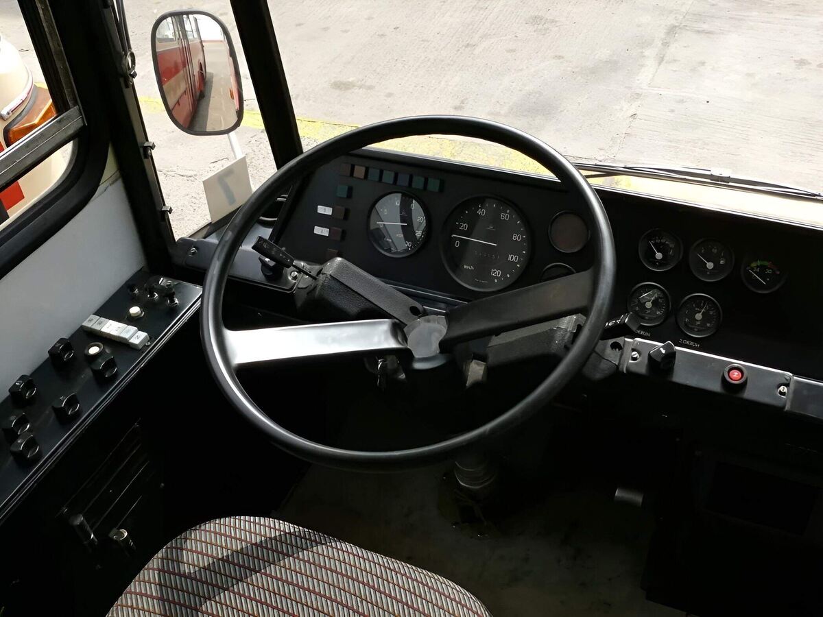 Дизайн водительского места автобусов KAROSA serie 700. Внешний вид. Всё очень рационально, красиво и под глазами прямо.