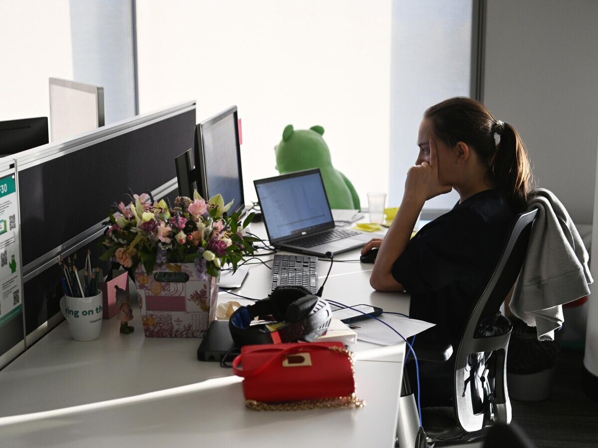    Сотрудница в офисе | © РИА Новости / Павел Бедняков