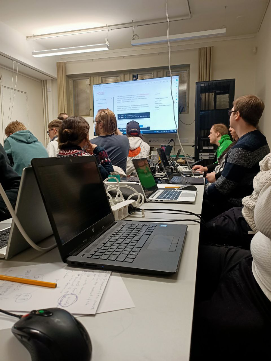 Урок. Провода сверху - мобильные розетки, чтоюы можно было подключать ноутбуки в удобном для тебя месте