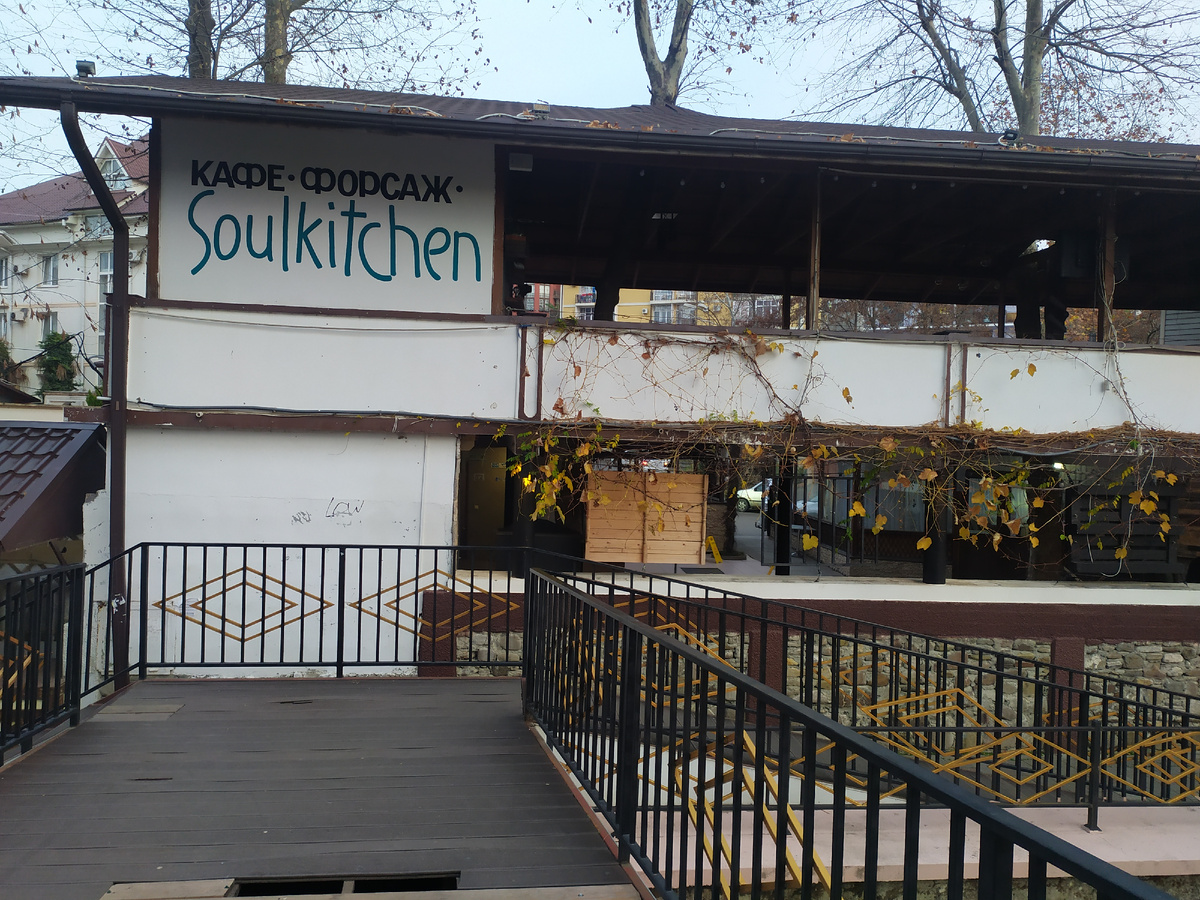 Эх, щас бы научить владельца правильные вывески писать...Но ему и так норм