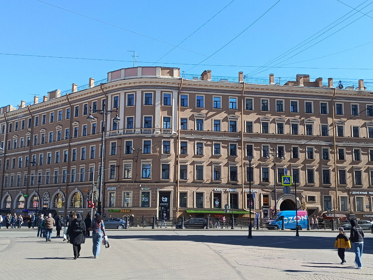 Один из домов бывшей "Вяземской лавры". Угол Сенной площади и Московского проспекта в самом его начале.